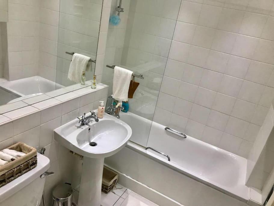 런던 Stunning 2 Bed/2Bath Flat In Heart Of Kensington 아파트 외부 사진