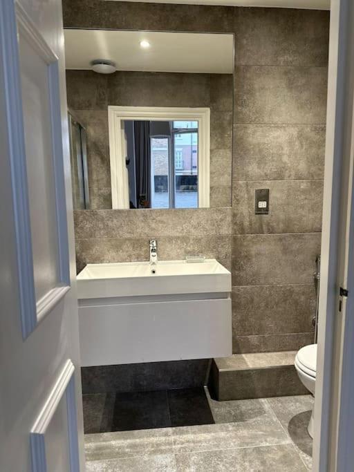 런던 Stunning 2 Bed/2Bath Flat In Heart Of Kensington 아파트 외부 사진